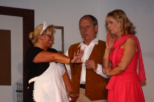 Jane zeigt stolz ihren Ring